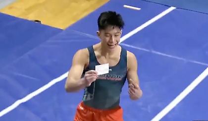 Γυμναστής πανηγύρισε δείχνοντας την… κάρτα εμβολιασμού του