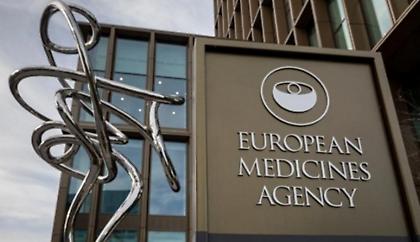 ΕΜΑ για εμβόλιο AstraZeneca: Πιθανή σύνδεση με πολύ σπάνιες περιπτώσεις ασυνήθιστων θρόμβων