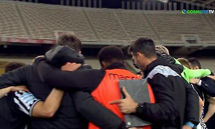 Ομαδική αγκαλιά των παικτών του ΠΑΟΚ μετά τη νίκη (video)