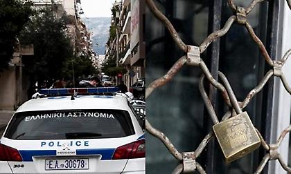 Στην Πάτρα αστυνομικοί κάλεσαν κλειδαρά για να μπουν σε καφενείο με «ταμπουρωμένους» πελάτες