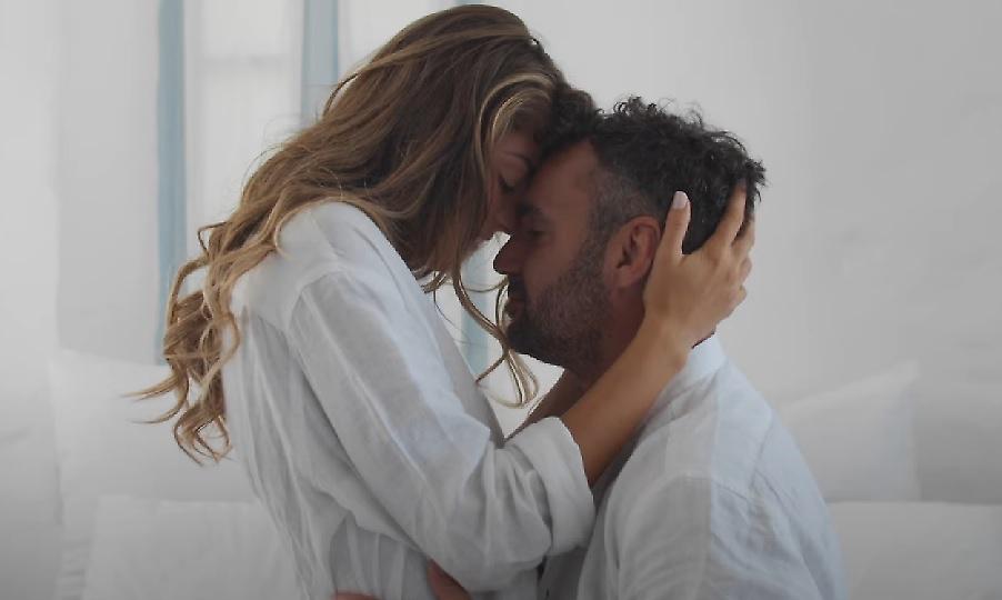 Πρωταγωνιστής στο video clip της συντρόφου του ο Χούτος! (video)