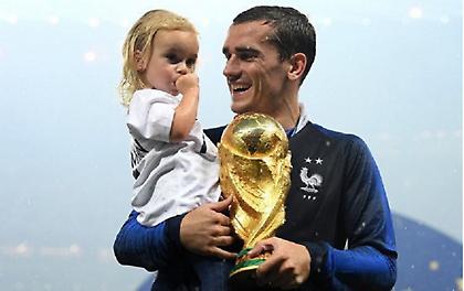 Απίστευτο: Τρίτη φορά πατέρας ο Γκριζμάν, όλα τα παιδιά του έχουν γεννηθεί 8 Απριλίου!