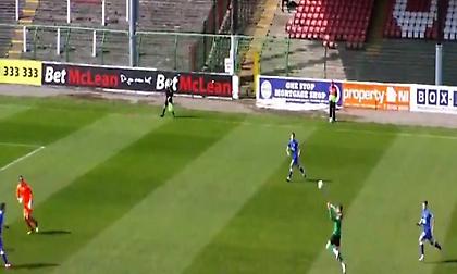 Ο Ρόι Κάρολ «έφαγε» γκολ με κεφαλιά από τα 35 μέτρα (video)