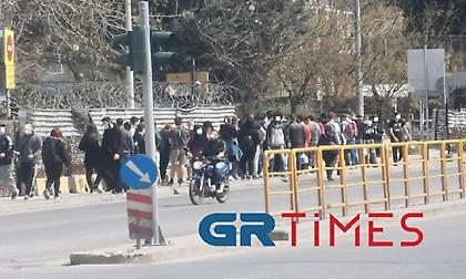 Απίστευτες εικόνες στη φοιτητική λέσχη του ΑΠΘ: Αναμονή… μιας ώρας για μια μερίδα φαγητό! (pics)