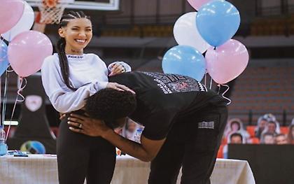 Ο ΜακΚίσικ έμαθε το φύλλο του παιδιού του στο παρκέ του ΣΕΦ (video)