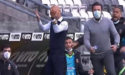 «Πληρώνει» τη χειρονομία του ο πρώην προπονητής της ΑΕΚ