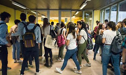 Οργή στην Ιταλία: Καθηγήτρια έκλεισε τα μάτια μαθήτριας με μαντήλι για να μην αντιγράψει