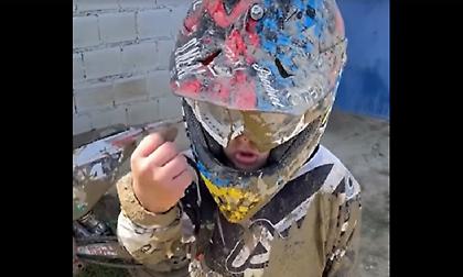 Απίθανος μπόμπιρας κάνει motocross και λέει φοβερές ατάκες (video)