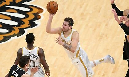 Απίθανο τρίποντο του Ντόντσιτς εκτός ισορροπίας με πεταχτάρι για τη νίκη των Μάβερικς! (video)