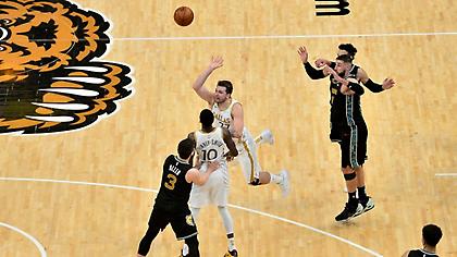 To απίθανο buzzer beater τρίποντο του Ντόντσιτς στην κορυφή του Top-10 (video)