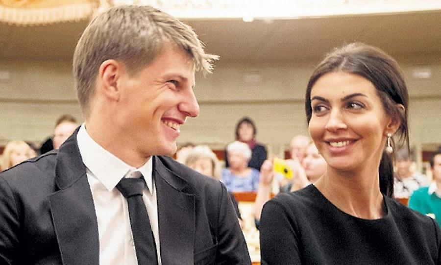 Η μητέρα του Αρσάβιν κατηγόρησε ως απατεώνισσα την πρώην νύφη της