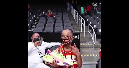 Το δώρο του Γιάννη σε πιτσιρικά φίλο των Χοκς (video)