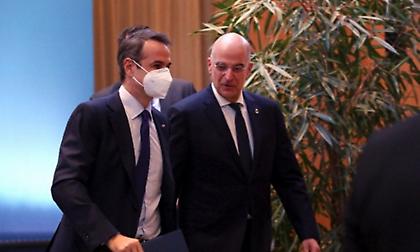 Συνάντηση Μητσοτάκη Δένδια - Ικανοποίηση για τον χειρισμό με Τσαβούσογλου