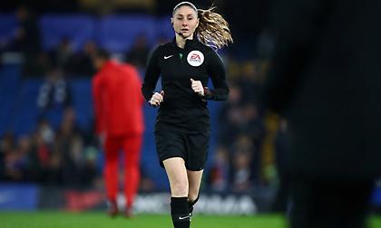 Η ιρανική τηλεόραση έδειχνε… γενικά πλάνα για να μη δείχνει τη γυναίκα βοηθό διαιτητή