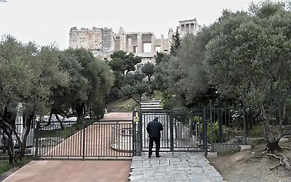 Λ. Μενδώνη: Μαρμάρινη επιγραφή με τα ονόματα Γλέζου και Σάντα στην Ακρόπολη