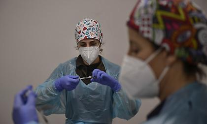 Ισπανία: Ενδέχεται να κλείσουν τα κέντρα εμβολιασμών, εκτός αν παραλάβουν περισσότερα εμβόλια