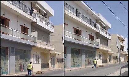 Αδιανόητο περιστατικό: Πετάει σκουπίδια από τον 2ο και φωνάζει στην καθαρίστρια «δουλειά σου είναι»!