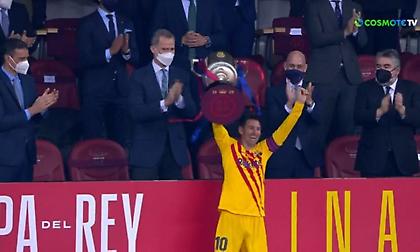 Ο πανευτυχής Μέσι σήκωσε το 35ο τρόπαιο της καριέρας του με την Μπαρτσελόνα (video)