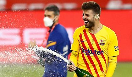 Τρελό πάρτι στο πούλμαν της Μπαρτσελόνα, έλουσε τα ΜΜΕ ο Πικέ (video)