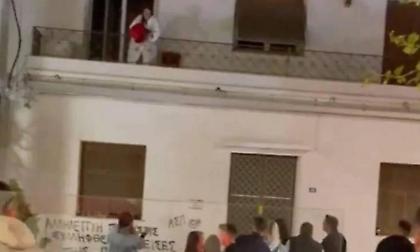 Γιαγιά… μπουγέλωσε από το μπαλκόνι συγκεντρωμένους στη Βεάκη! (pic)
