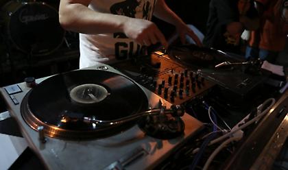 Καλείται να δώσει εξηγήσεις ο DJ των κορωνοπάρτι της Κυψέλης