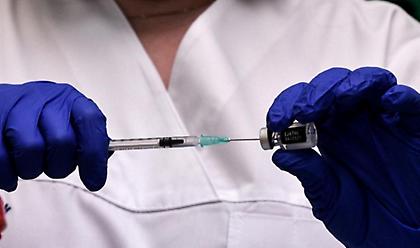 Χαμός στα φαρμακεία: Ακυρώνουν τον εμβολιασμό με AstraZeneca και ψάχνουν στα... εξοχικά τους Pfizer!
