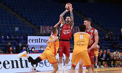 Ζορίστηκε στο Πέζαρο η Αρμάνι