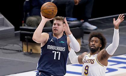 Οι Μάβερικς επέστρεψαν από το -17 και νίκησαν τους Λέικερς.