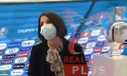 Ρουμανία: Τους έπεσε το τρόπαιο του Euro σε ζωντανή σύνδεση! (video)