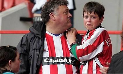 «Ίδιος πόνος»: Οπαδοί της Σέφιλντ βγάζουν την ίδια φωτογραφία για τον υποβιβασμό με το 2007 (pic)