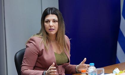 Κεφαλονιά: Περιστέρι πήγε να καθίσει στο κεφάλι της υφ. Τουρισμού, Σοφίας Ζαχαράκη