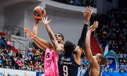 Εξωπραγματικός Ντέιβις και 2-1 την Ζενίτ η Μπαρτσελόνα