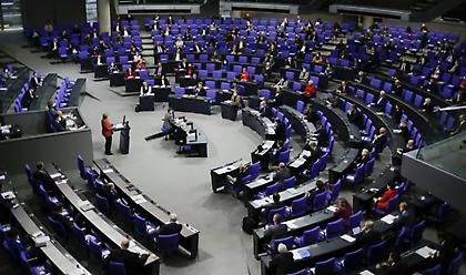 Bundestag: Για πρώτη φορά στην ιστορία μειώνονται οι βουλευτικές αποζημιώσεις