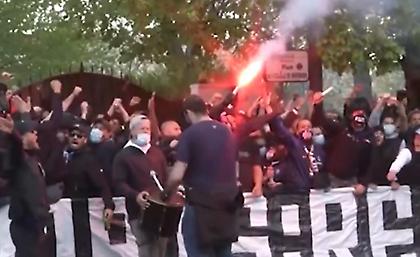 Παρί: Οι οπαδοί μετέτρεψαν σε «Παρκ ντε Πρενς» το ξενοδοχείο που μένει η ομάδα (video)