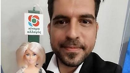 Στέλεχος του ΚΙΝΑΛ με λαμπάδα Φώφη Γεννηματά (pic)