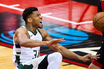 Τραυματίστηκε ο Γιάννης, ήττα-σοκ από Ρόκετς οι Μπακς