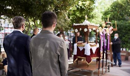 Με το γιο του στον Επιτάφιο ο Μητσοτάκης - Στο ναό του νοσοκομείου Ευαγγελισμός