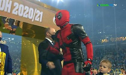 Έπος: Ο Τζιούμπα εμφανίστηκε στην απονομή ως… Deadpool (video)