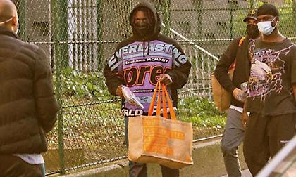 Παρί Σεν Ζερμέν: Ο Κεν μοίρασε γεύματα σε άστεγους! (pics)