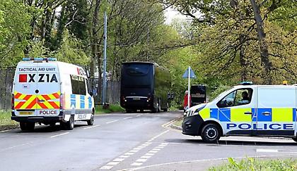 Με αστυνομική συνοδεία στο αεροδρόμιο η αποστολή της Γιουνάιτεντ (pics)