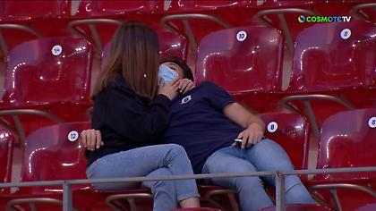 Ασυγκράτητη θεατής τένις έπνιξε στα φιλιά τον σύντροφό της στις εξέδρες (video)