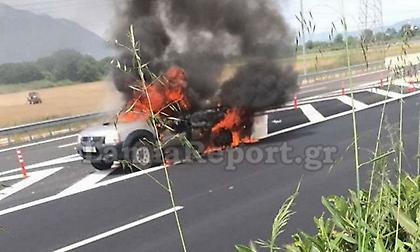 Τυλίχθηκε στις φλόγες αυτοκίνητο στην Εθνική Αθηνών-Λαμίας (video)