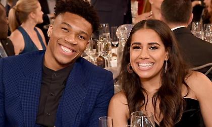 Ο Γιάννης Αντετοκούνμπο υποσχέθηκε ρομαντικό δείπνο (video)