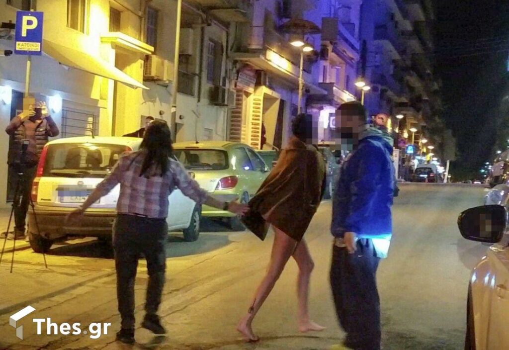 Θεσσαλονίκη: Γυναίκα πέταξε τα ρούχα της σε κεντρικό δρόμο