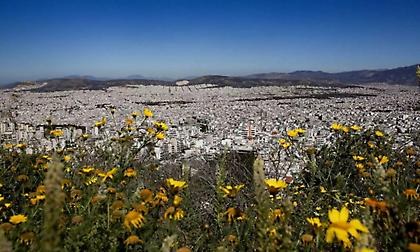 Καιρός σήμερα: Ανεβαίνει η θερμοκρασία, επιμένουν τα μποφόρ