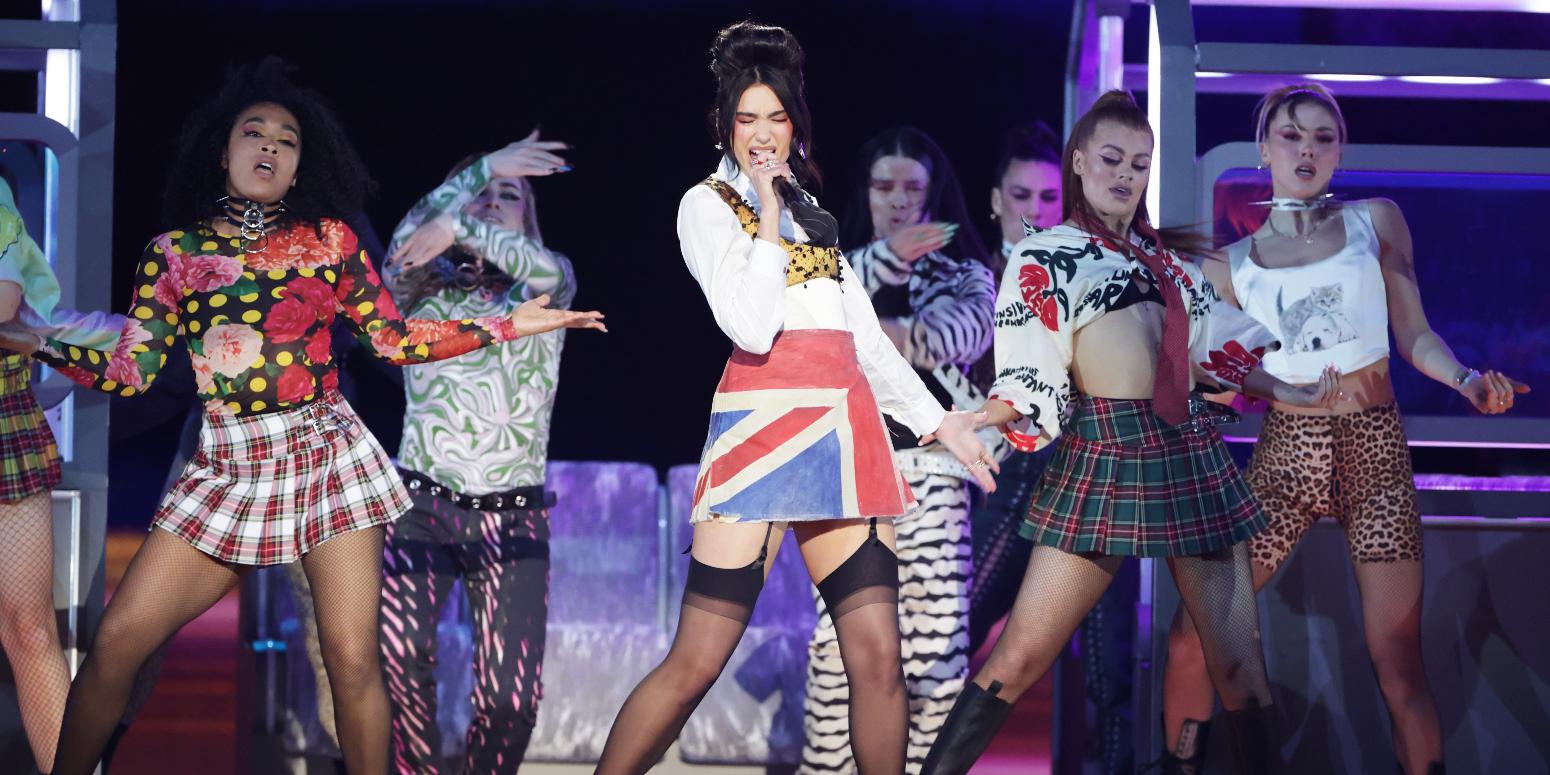 Dua Lipa: Εντυπωσιακή εμφάνιση με ζαρτιέρες στα Brit Awards