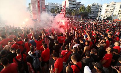 Χιλιάδες φίλοι του Ολυμπιακού έξω από το «Γ. Καραϊσκάκης» (pics)