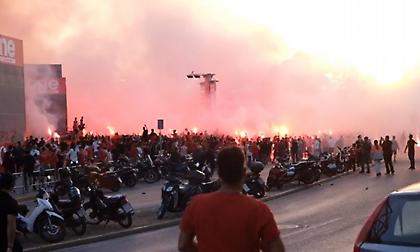 Πάρτι τίτλου από χιλιάδες φίλους του Ολυμπιακού έξω από το «Γ. Καραϊσκάκης» (video)