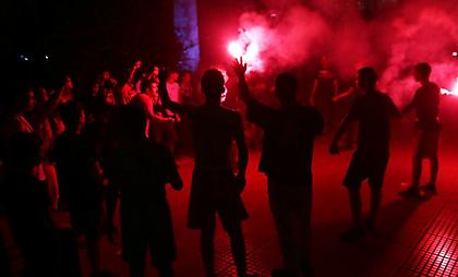 Οπαδοί του Ολυμπιακού πανηγύρισαν και στο Πασαλιμάνι