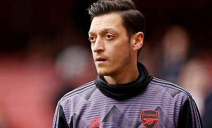 Εζίλ: Παιδάκι φοράει την φανέλα του και δείχνει κόκκινη κάρτα σε στρατιώτη (pic)